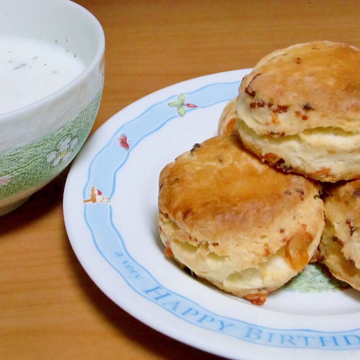 ベーコン入りチーズスコーン+大麦ポタージュ